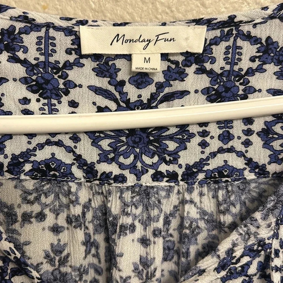Monday Fun Women Lightweight Patterned Blue Blouse Size Medium - Picture 6 of 7
